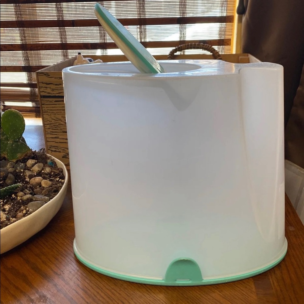 Tupperware cereal container